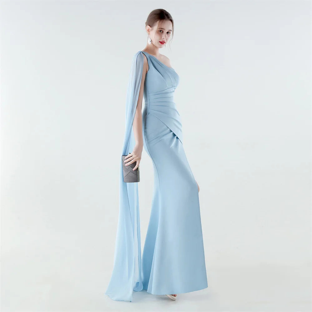 elegante vestido de sirena con abertura alta, corte ajustado, ideal para fiestas y graduaciones.