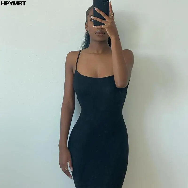 Vestido largo ajustado sin mangas y con espalda descubierta elegantes y ceñidos al cuerpo.