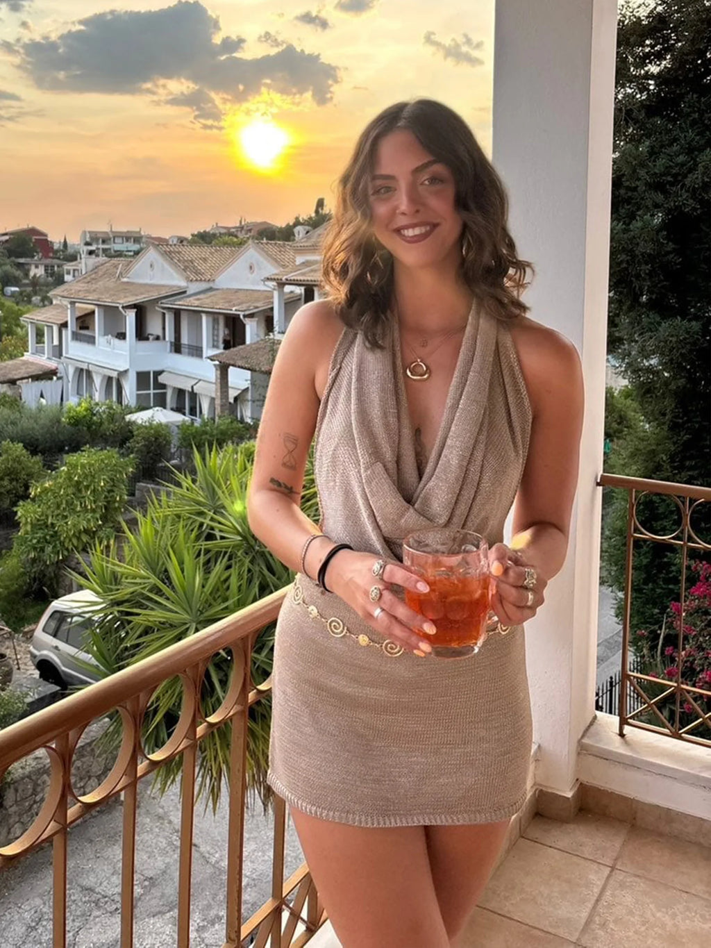Vestido corto de playa de punto de seda brillante con escote en V profundo y espalda descubierta, sexy y con volantes, ideal para vacaciones de verano 2026 (cinturón no incluido)