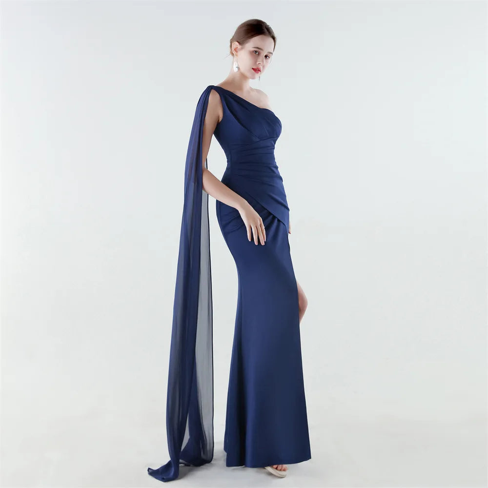 elegante vestido de sirena con abertura alta, corte ajustado, ideal para fiestas y graduaciones.
