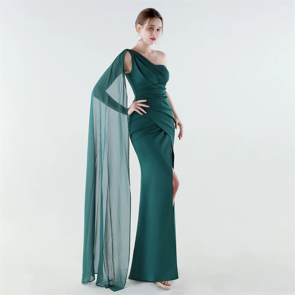 elegante vestido de sirena con abertura alta, corte ajustado, ideal para fiestas y graduaciones.