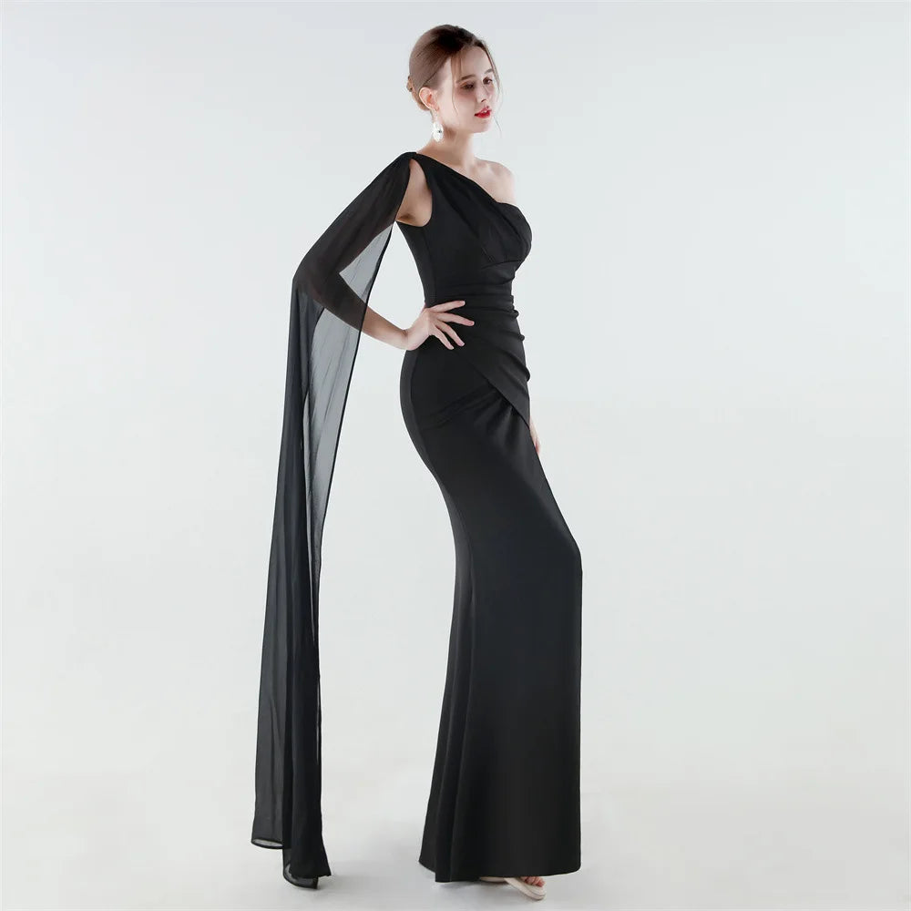 elegante vestido de sirena con abertura alta, corte ajustado, ideal para fiestas y graduaciones.