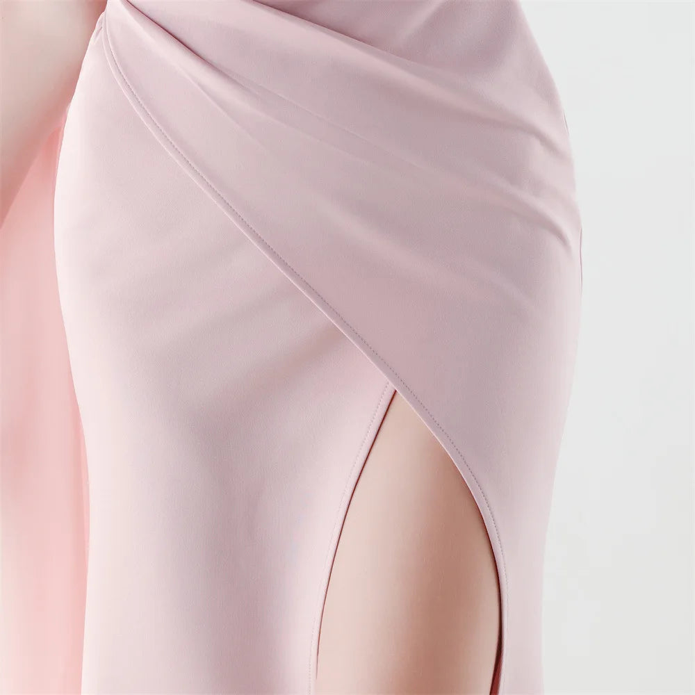 elegante vestido de sirena con abertura alta, corte ajustado, ideal para fiestas y graduaciones.