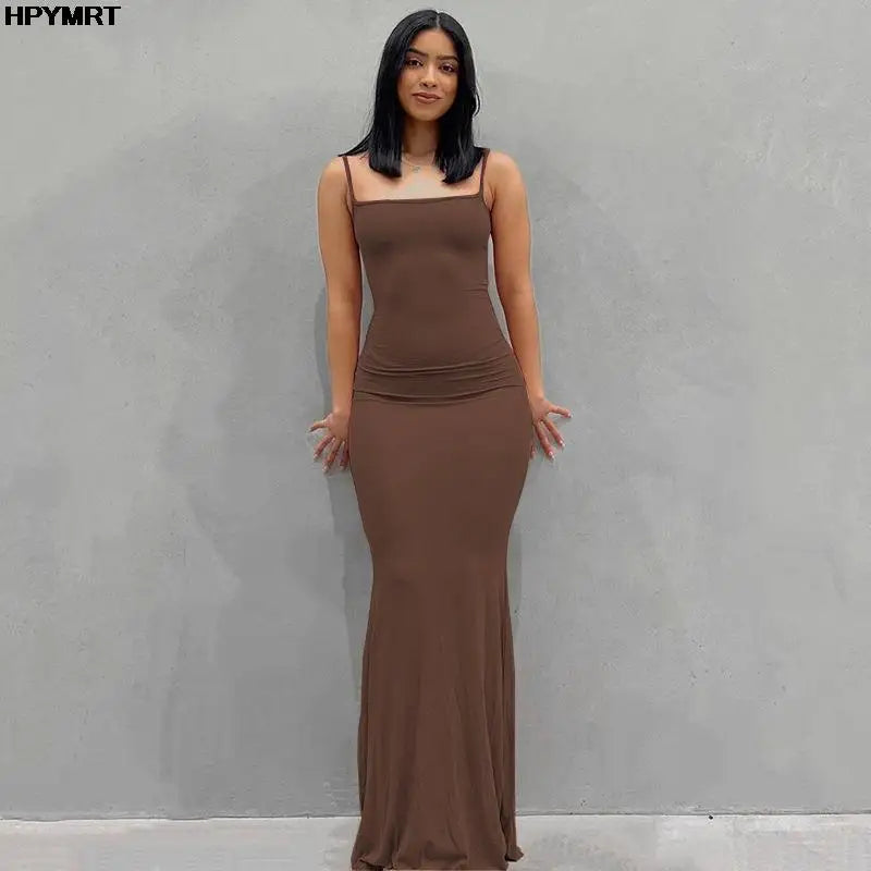 Vestido largo ajustado sin mangas y con espalda descubierta elegantes y ceñidos al cuerpo.