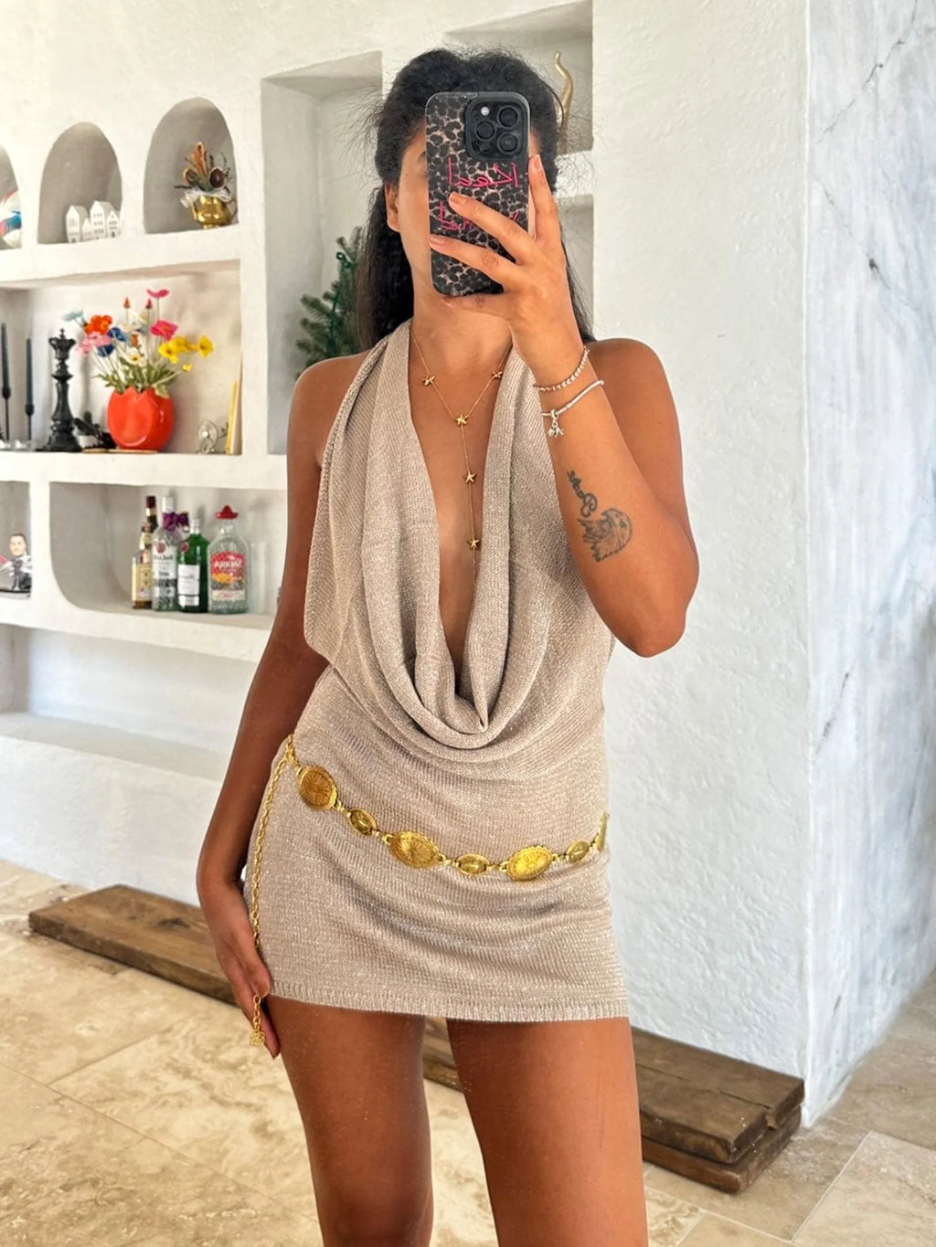 Vestido corto de playa de punto de seda brillante con escote en V profundo y espalda descubierta, sexy y con volantes, ideal para vacaciones de verano 2026 (cinturón no incluido)