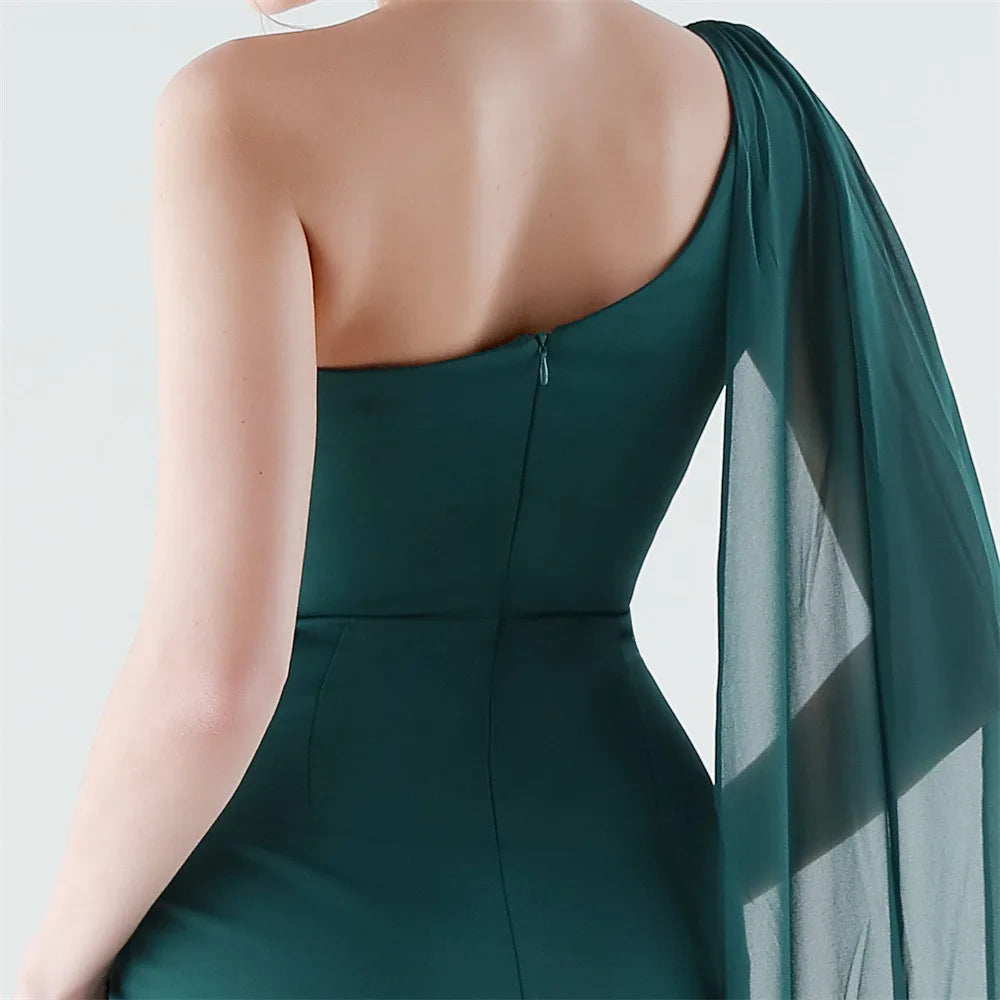elegante vestido de sirena con abertura alta, corte ajustado, ideal para fiestas y graduaciones.