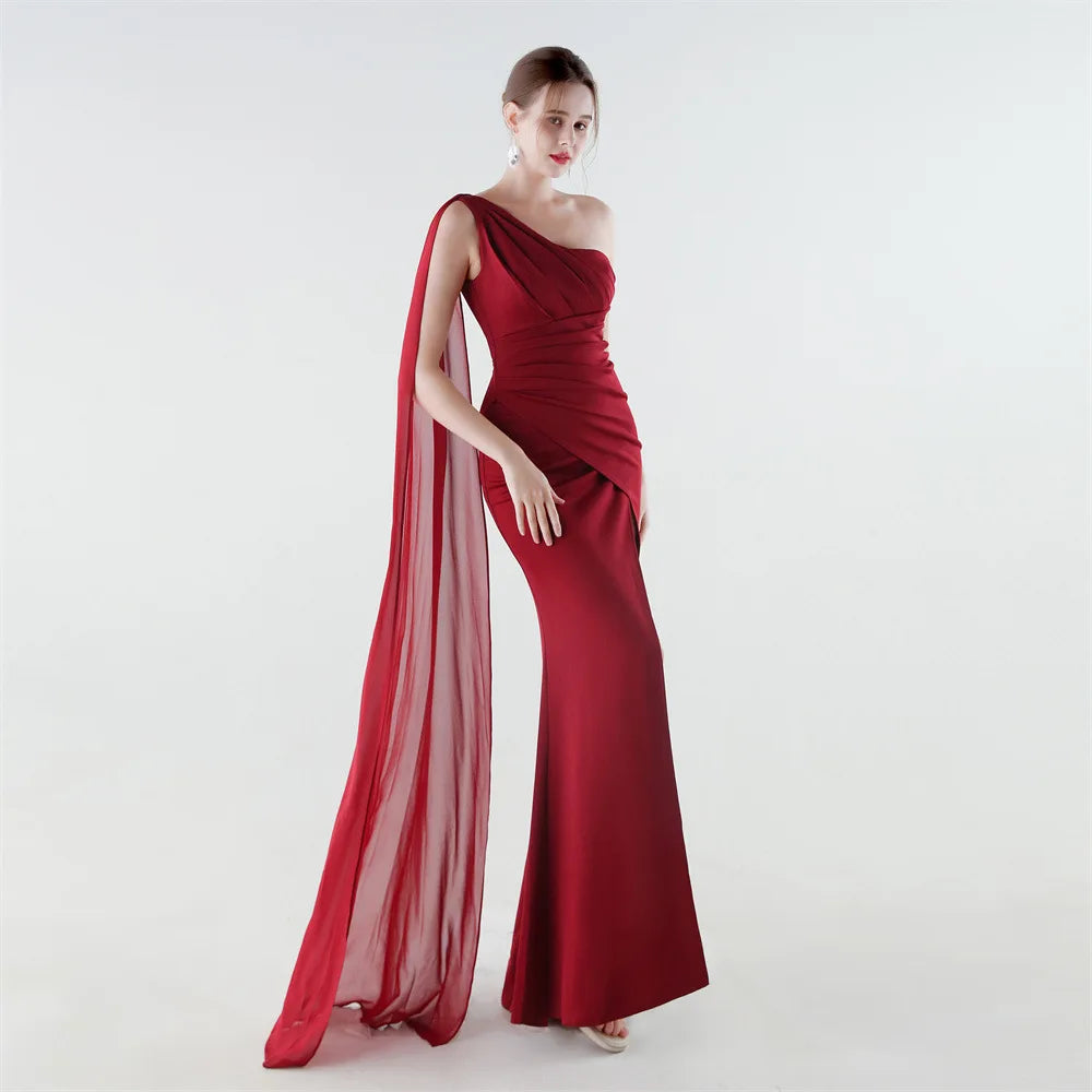 elegante vestido de sirena con abertura alta, corte ajustado, ideal para fiestas y graduaciones.