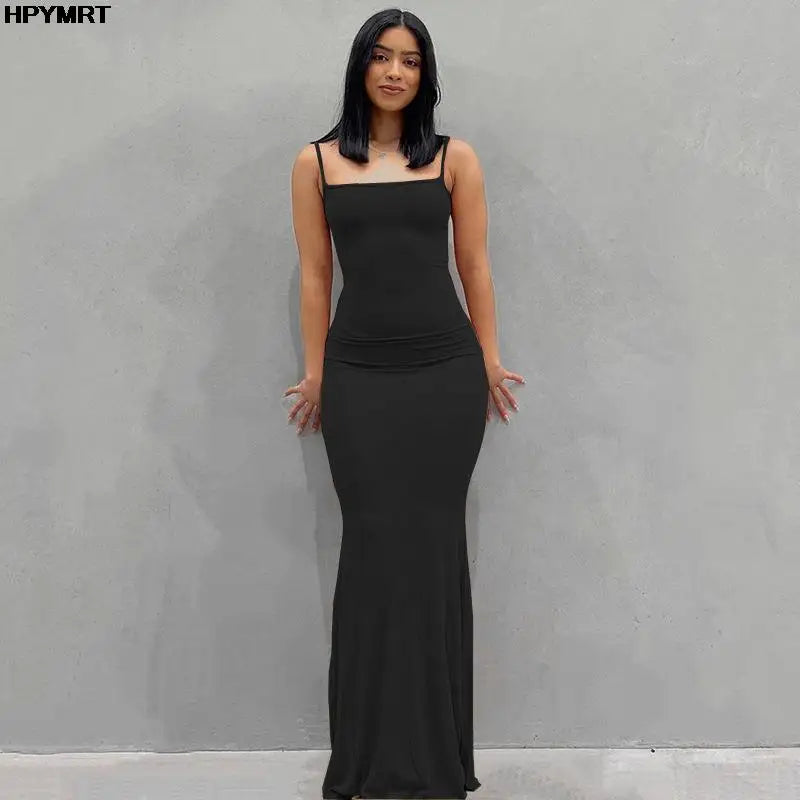Vestido largo ajustado sin mangas y con espalda descubierta elegantes y ceñidos al cuerpo.