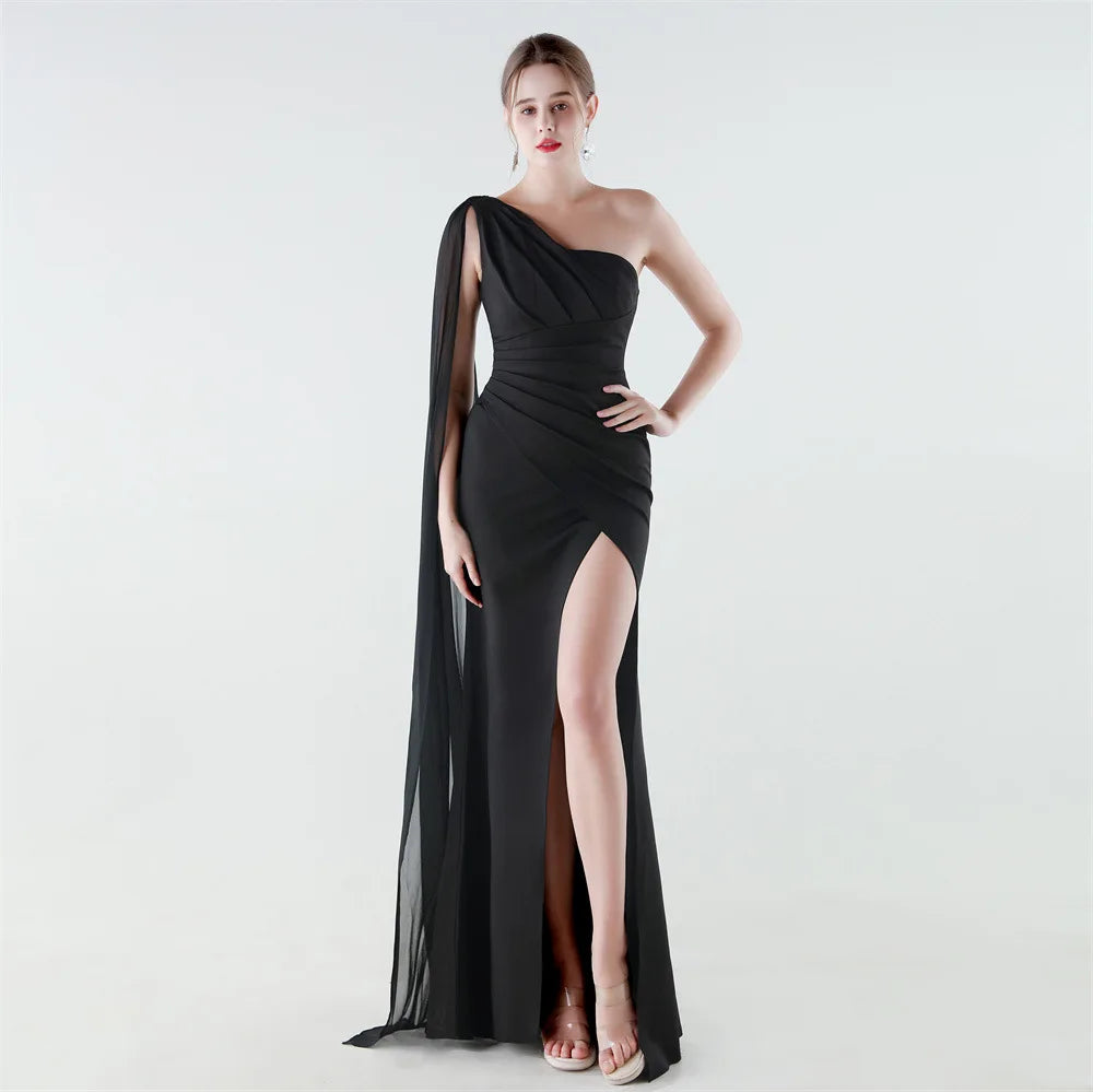 elegante vestido de sirena con abertura alta, corte ajustado, ideal para fiestas y graduaciones.