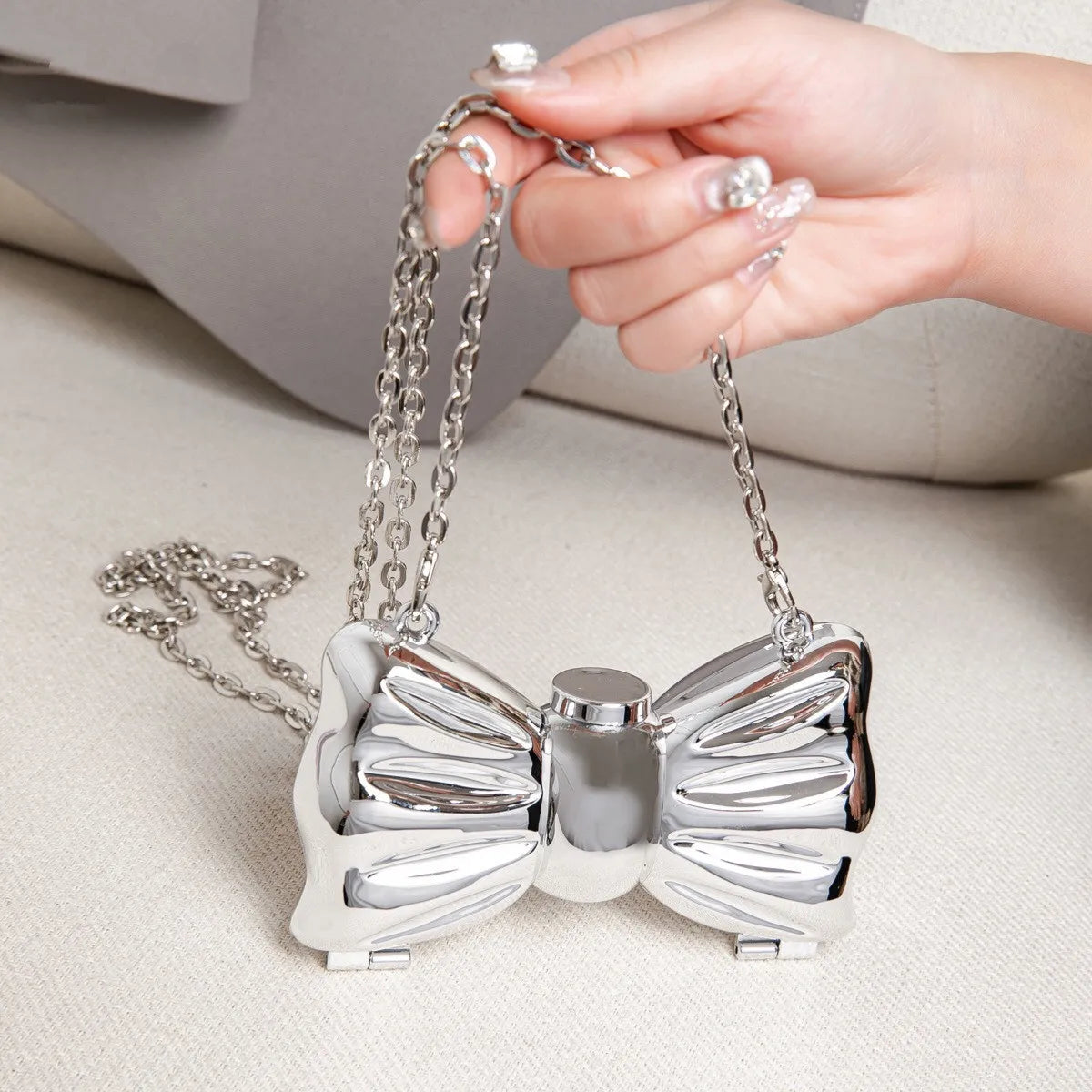 Cartera metálica ideal para reuniones con amigos y fiestas elegantes ❤️