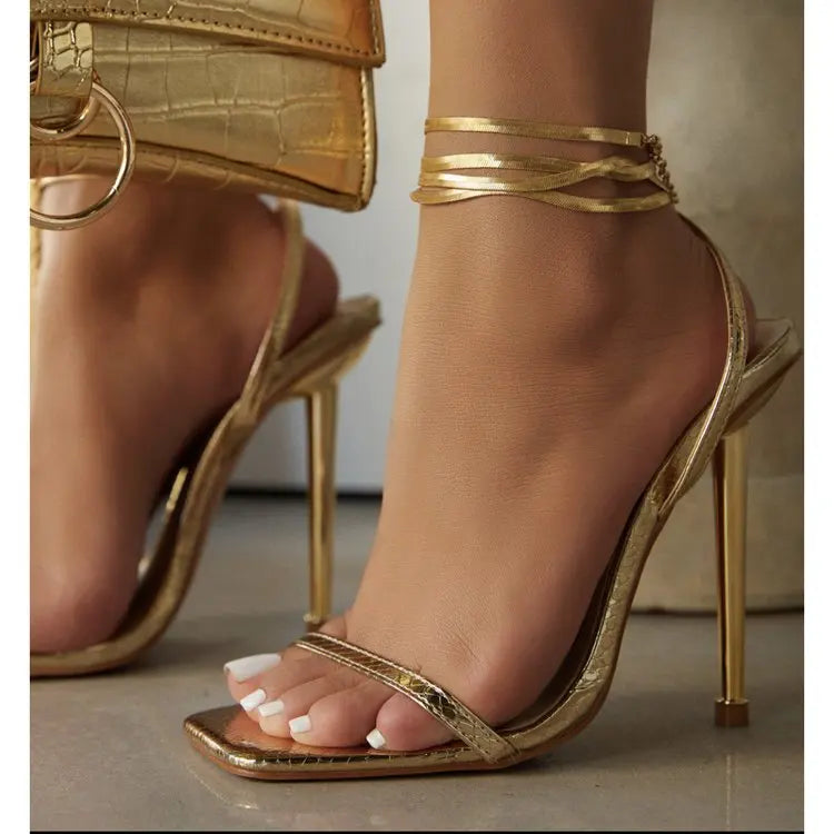 Sandalias de tacón alto doradas y sexys para mujer. Sandalias de tacón de aguja con tira fina y metal.