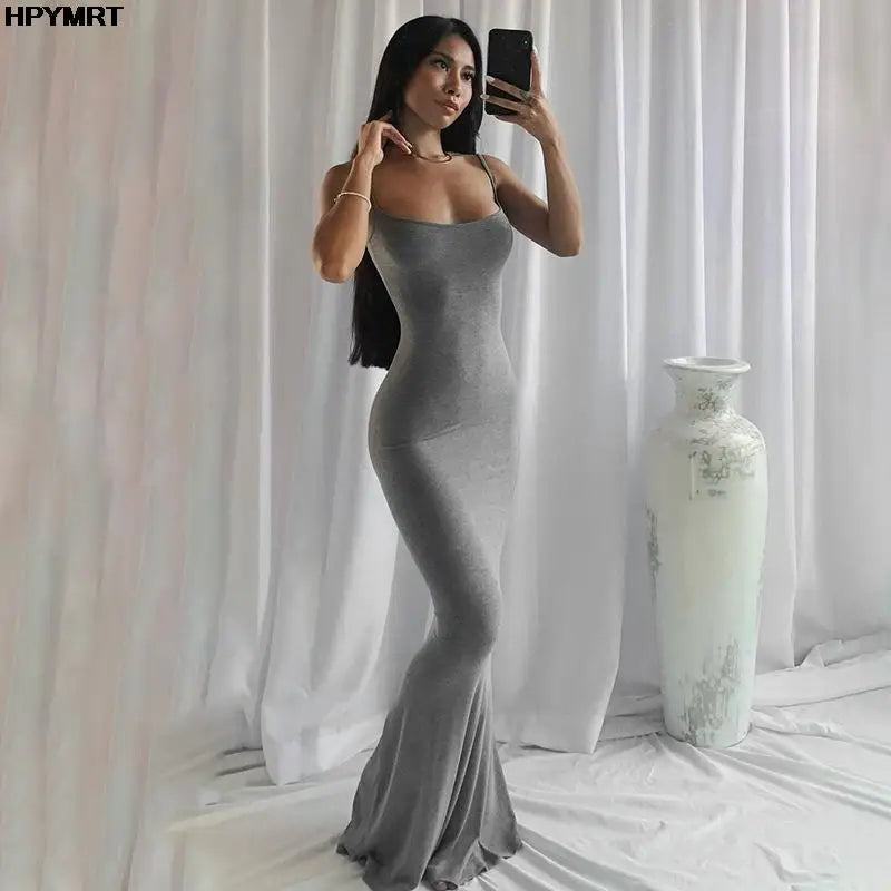 Vestido largo ajustado sin mangas y con espalda descubierta elegantes y ceñidos al cuerpo.